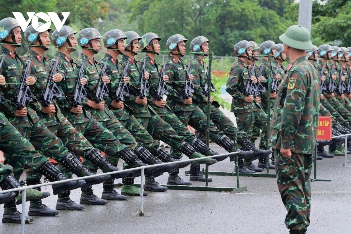 Quá trình luyện tập được chia thành các tiểu đội, mỗi tiểu đội đều có một cán bộ phụ trách, hướng dẫn từng động tác theo yêu cầu điều lệnh của chỉ huy trưởng.