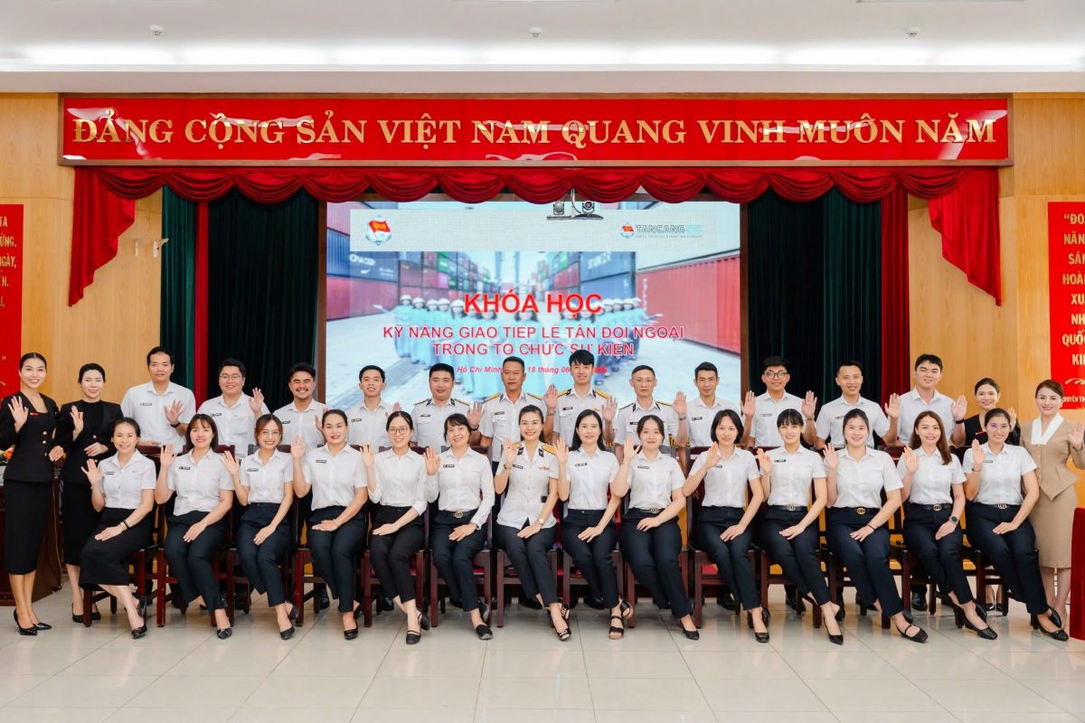 Các học viên thực hành kỹ năng giao tiếp trong sự kiện