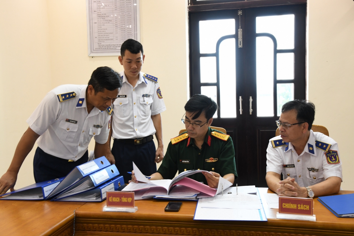 Các thành viên đoàn công tác kiểm tra hệ thống sổ sách công tác Đảng, công tác chính trị tại cơ quan Bộ tư lệnh Vùng Cảnh sát biển 2.