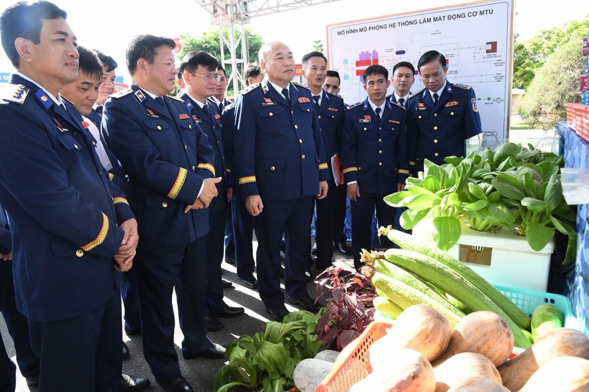 Trung tướng Lê Quang Đạo, Tư lệnh Cảnh sát biển Việt Nam cùng các đại biểu tham quan khu trưng bày các sản phẩm tăng gia của Bộ tư lệnh Vùng Cảnh sát biển 2