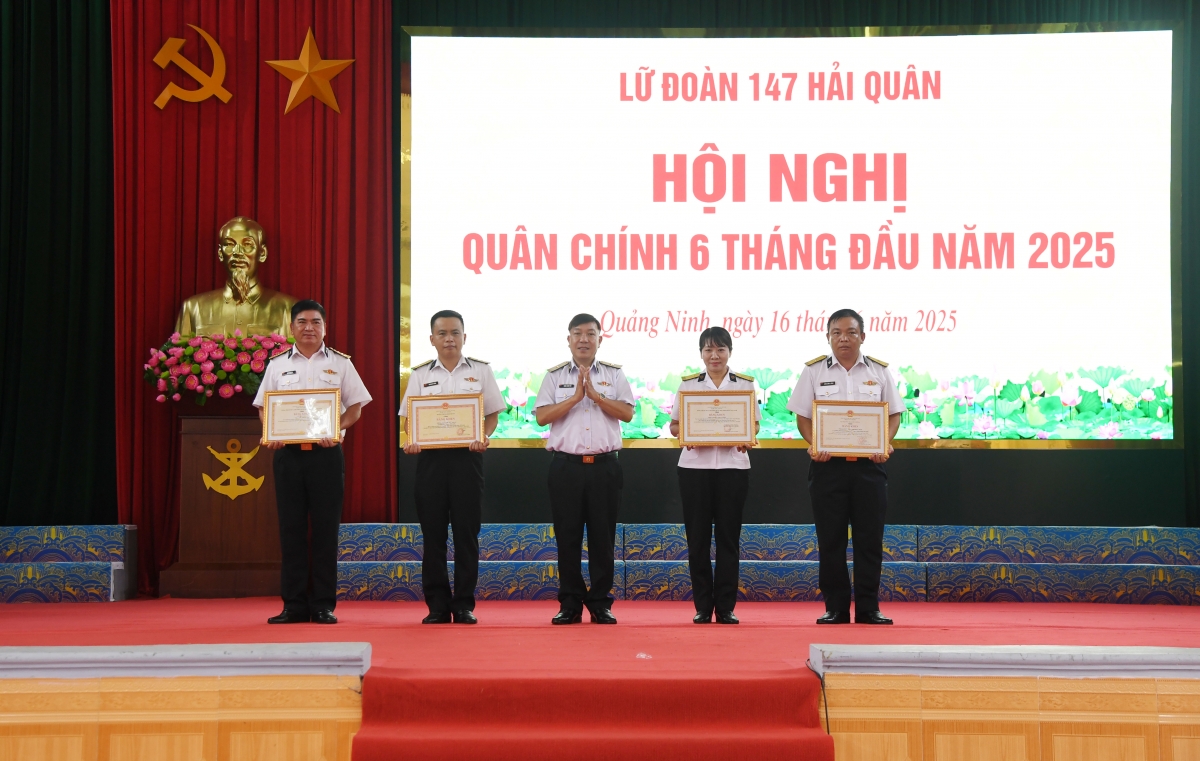 Chuẩn Đô đốc Trần Xuân Văn, Bí thư Đảng ủy, Chính ủy Vùng trao thưởng các tập thể và cá nhân