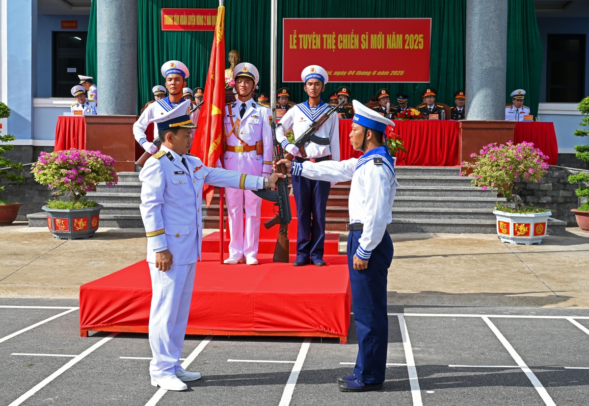 Chỉ huy trưởng Trung tâm Huấn luyện, Vùng 2 Hải quân trao vũ khí cho chiến sĩ mới.