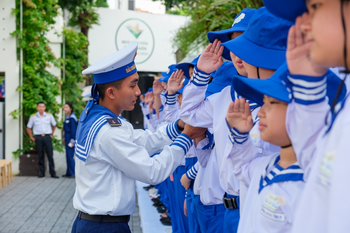 Chiến sĩ Nguyễn Phan Đức Hảo, hướng dẫn và chỉnh động tác chào theo điều lệnh cho các học viên