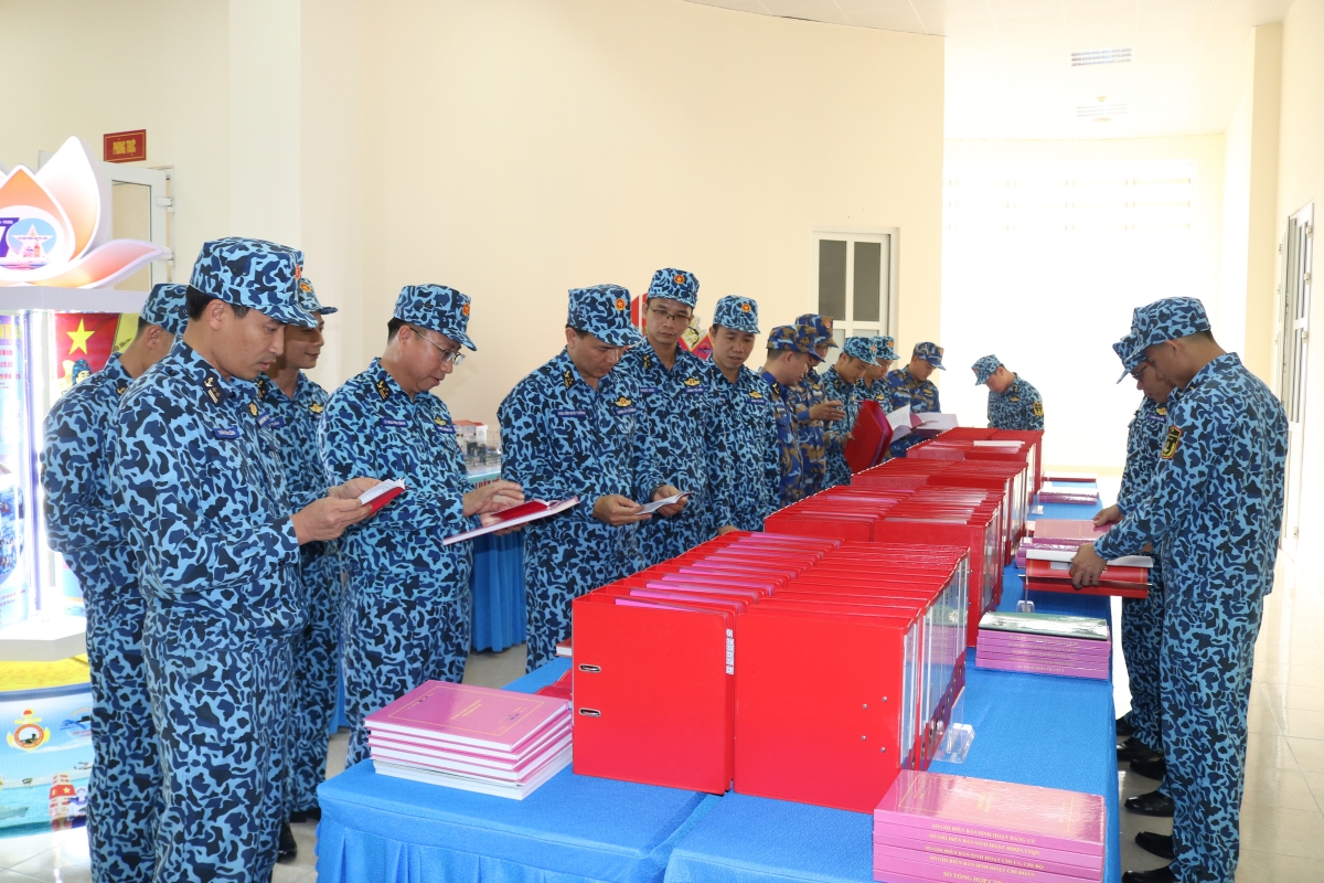 Trưng bày văn kiện, sổ sách CTĐ, CTCT và Mô hình học cụ