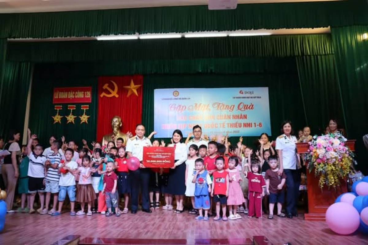 Đại diện hai đơn vị tặng quà cho các cháu thiếu nhi