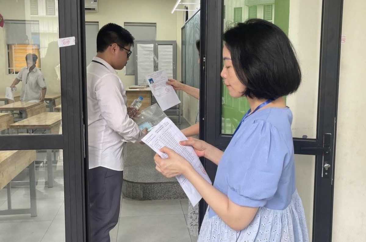 Kiểm tra và đối chiếu thông tin của thí sinh dự thi