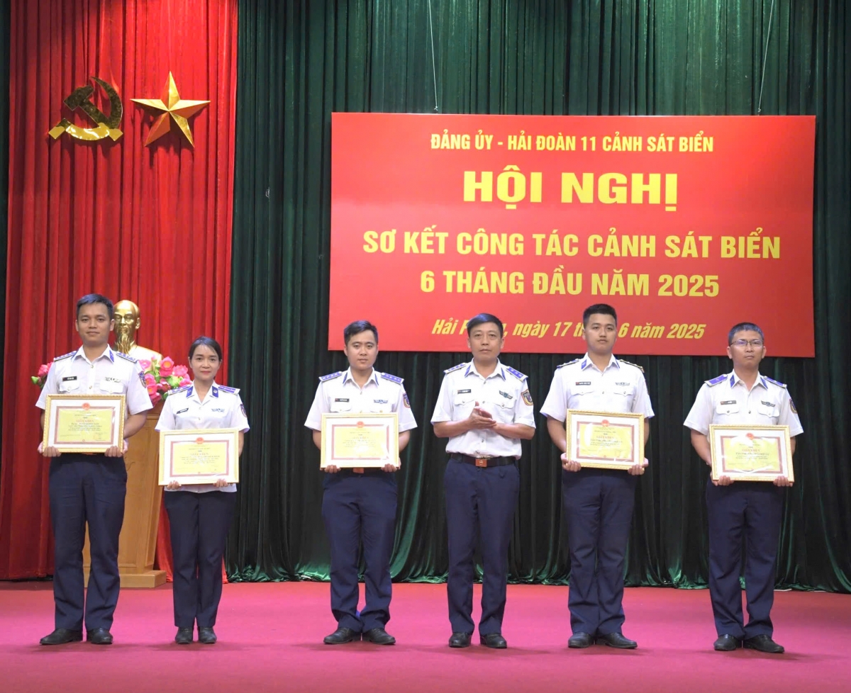 Chỉ huy Hải đoàn tặng giấy khen cho các tập thể cá nhân có thành tích xuất sắc