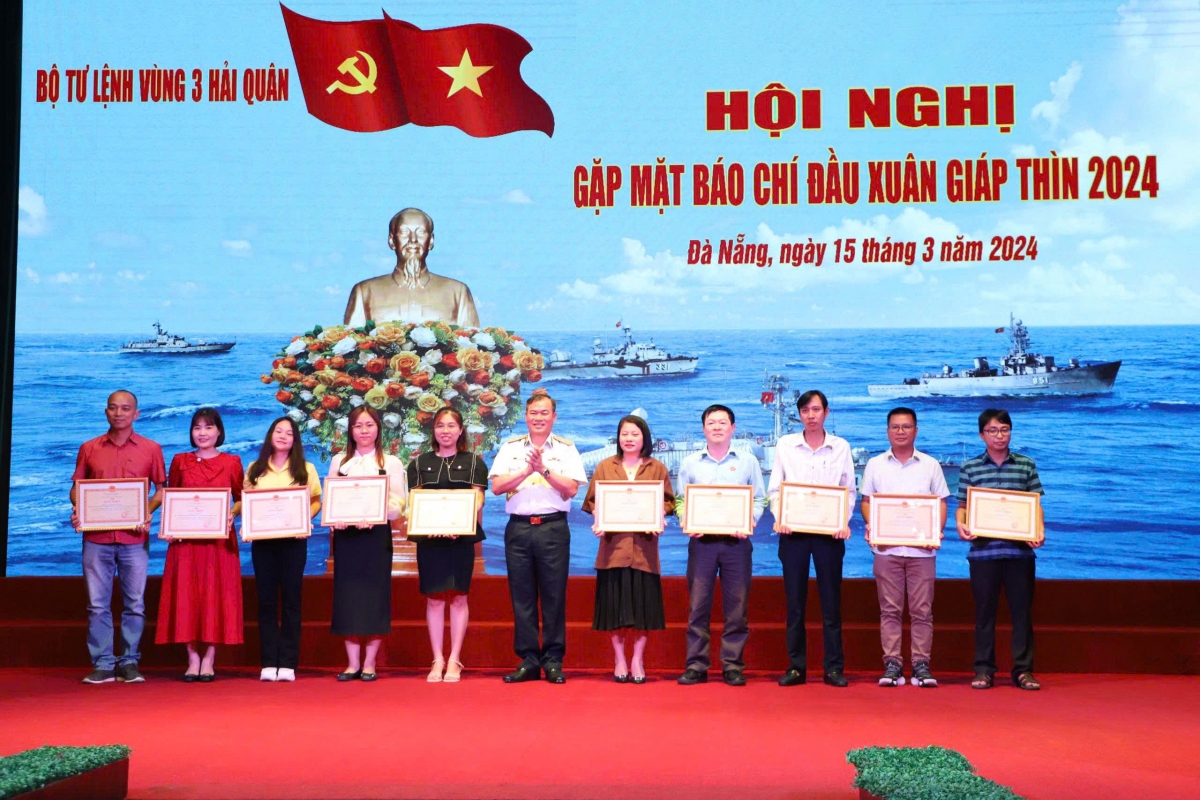 Thủ trưởng Bộ Tư lệnh Vùng 3 Hải quân khen thưởng các cơ quan, báo chí đã có thành tích tốt trong công tác phối hợp tuyên truyền.