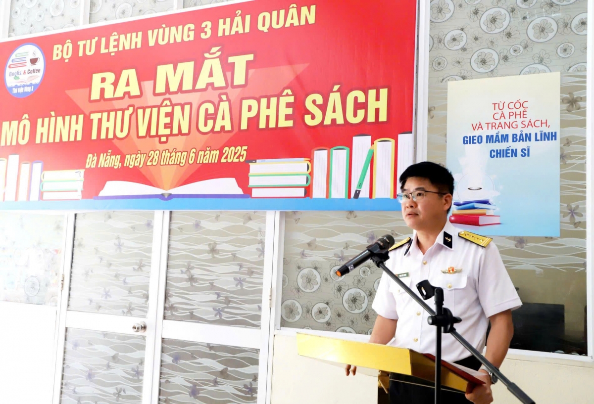 Đại tá Phạm Tiến Chinh, Chủ nhiệm Chính trị Vùng 3 Hải quân phát biểu ra mắt mô hình “Thư viện cà phê sách”