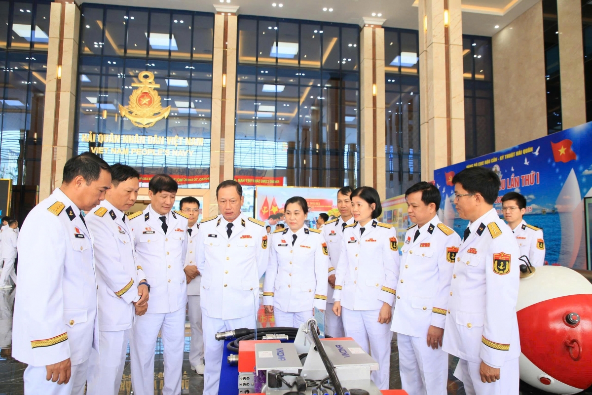 Các đại biểu tham quan mô hình, sản phẩm, sáng kiến trưng bày tại đại hội