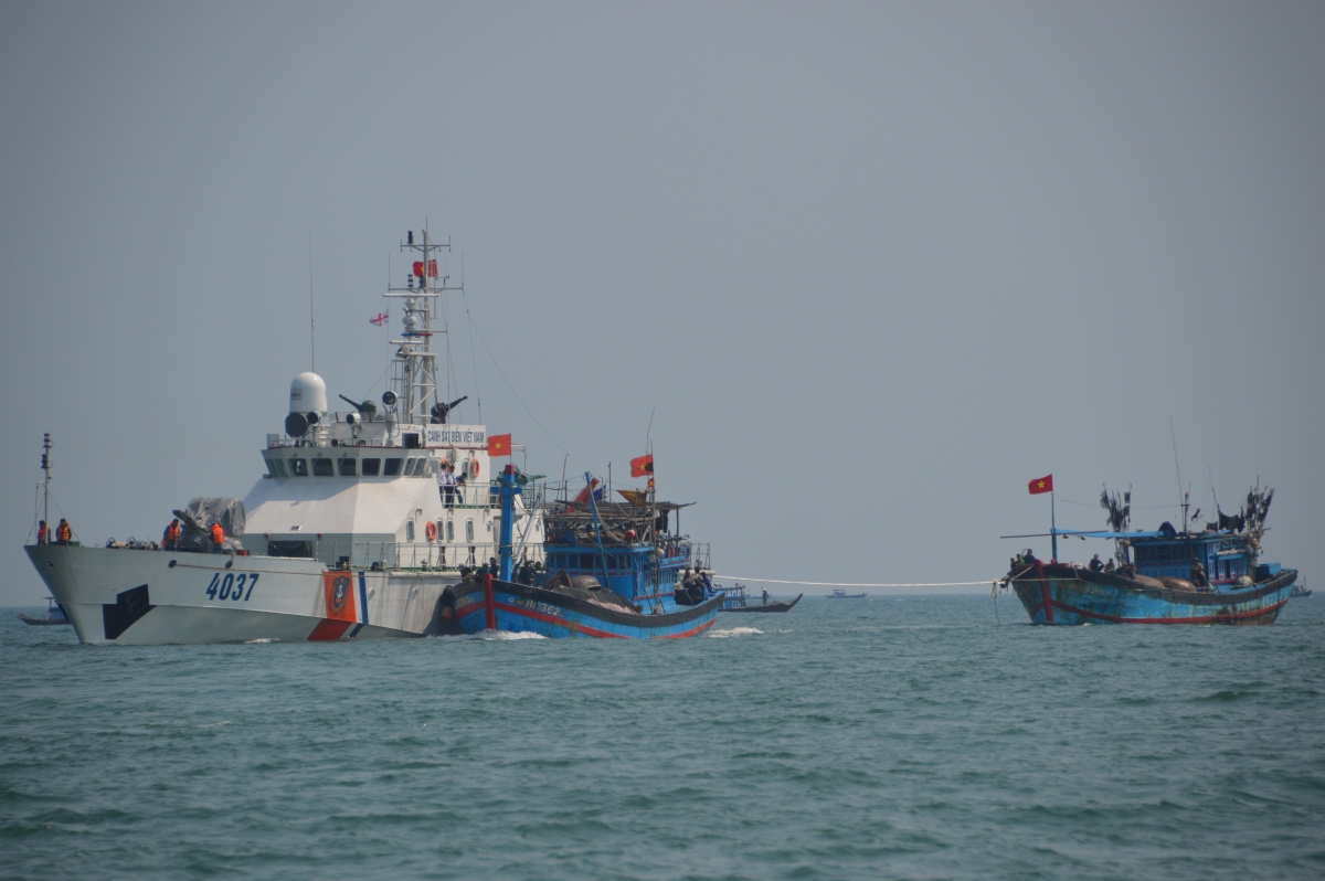 Tàu CSB 4047, Vùng Cảnh sát biển 2 cứu nạn 2 tàu cá ngư dân 
