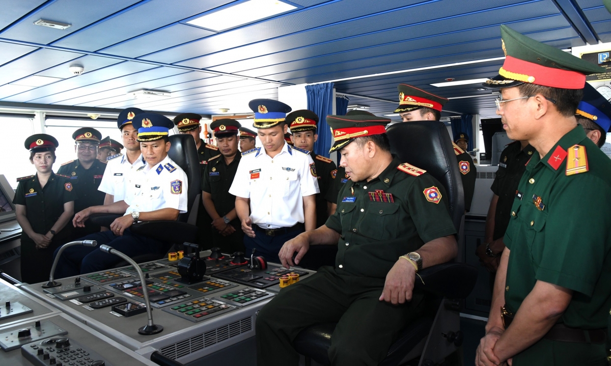 Đoàn sĩ quan trẻ Quân đội nhân dân Lào tham quan tại tàu CSB 8002, Bộ tư lệnh Vùng Cảnh sát biển 2