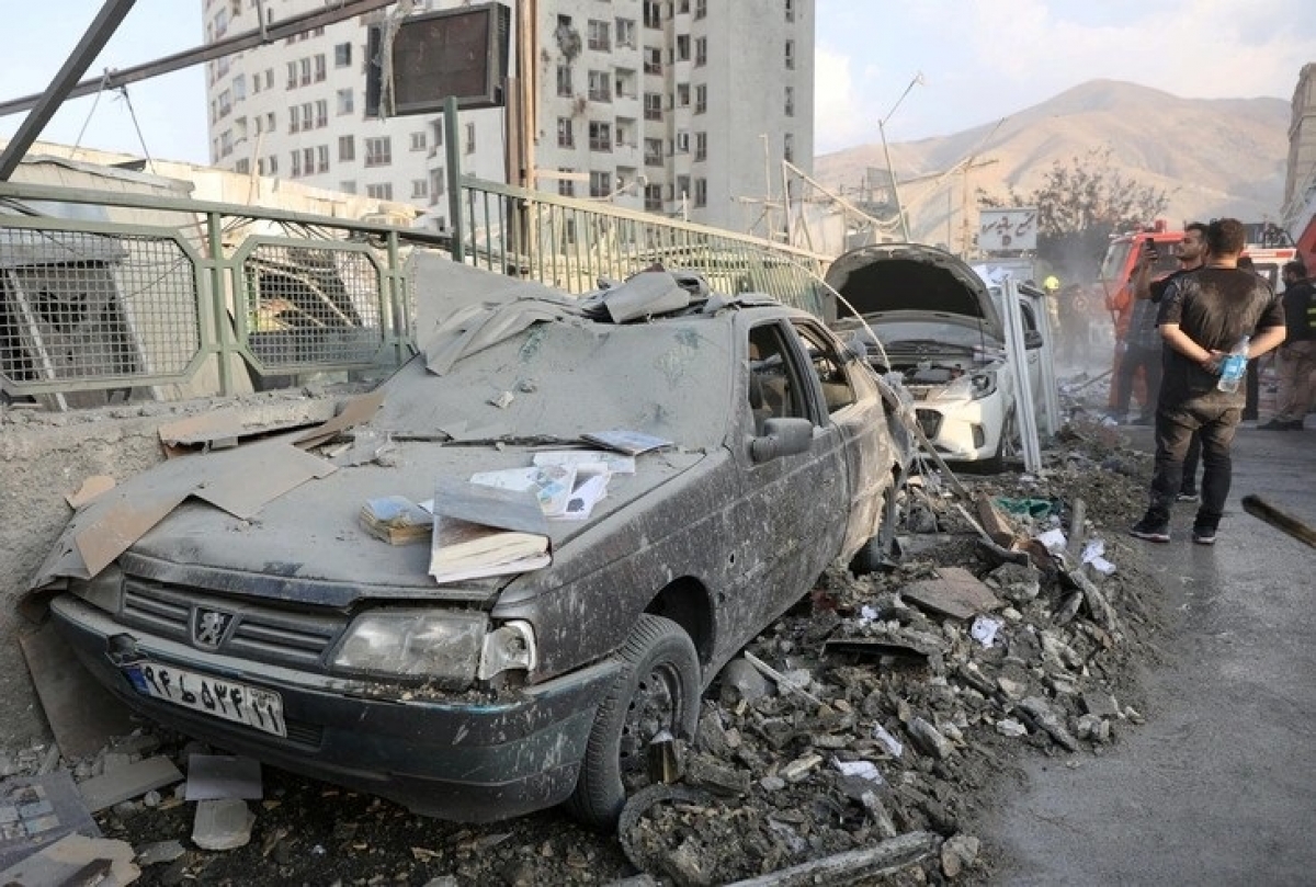 Hậu quả vụ tấn công của Israel trên đường phố thủ đô Tehran của Iran - Ảnh: REUTERS