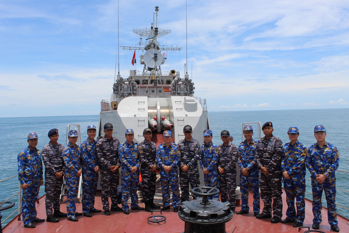 Chụp ảnh lưu niệm giữa Hải quân Việt Nam và Hải quân Indonesia