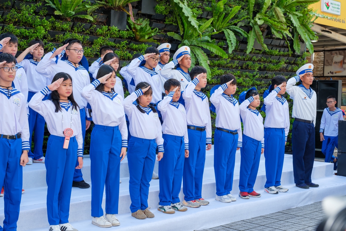 Cùng nhau thực hiện động tác chào theo điều lệnh sau khi được hướng dẫn