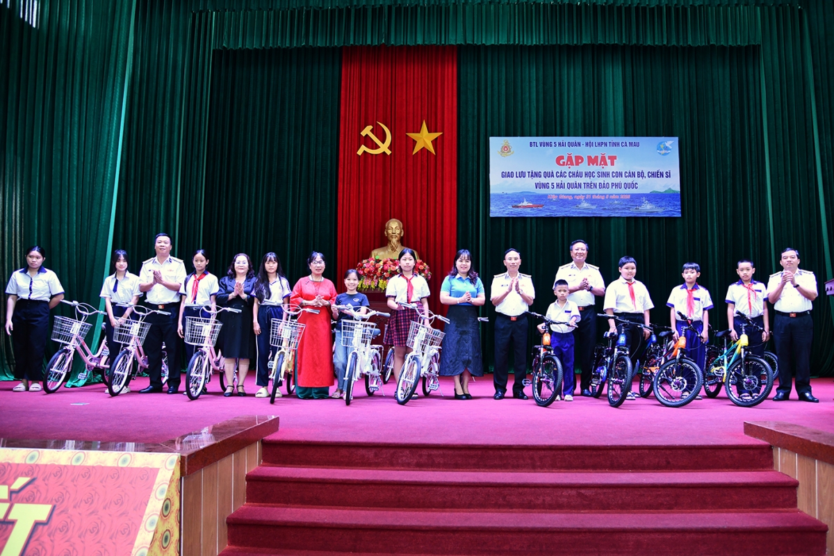 Đại diện các đơn vị và mạnh thường quân trao tặng xe đạp cho các cháu học sinh