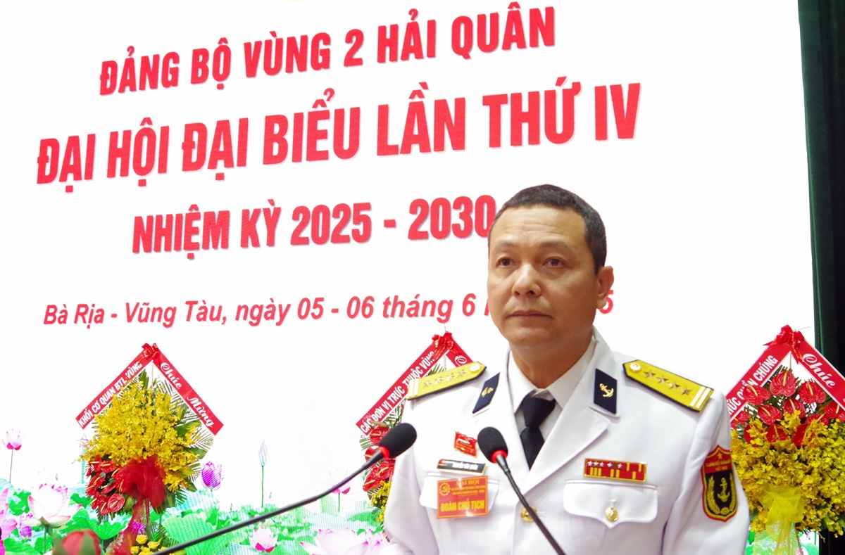 Đại tá Nguyễn Văn Quán, Tư lệnh Vùng trình bày dự thảo Báo cáo Chính trị trình Đại hội đại biểu Đảng bộ Quân chủng lần thứ XIV và hướng dẫn thảo luận