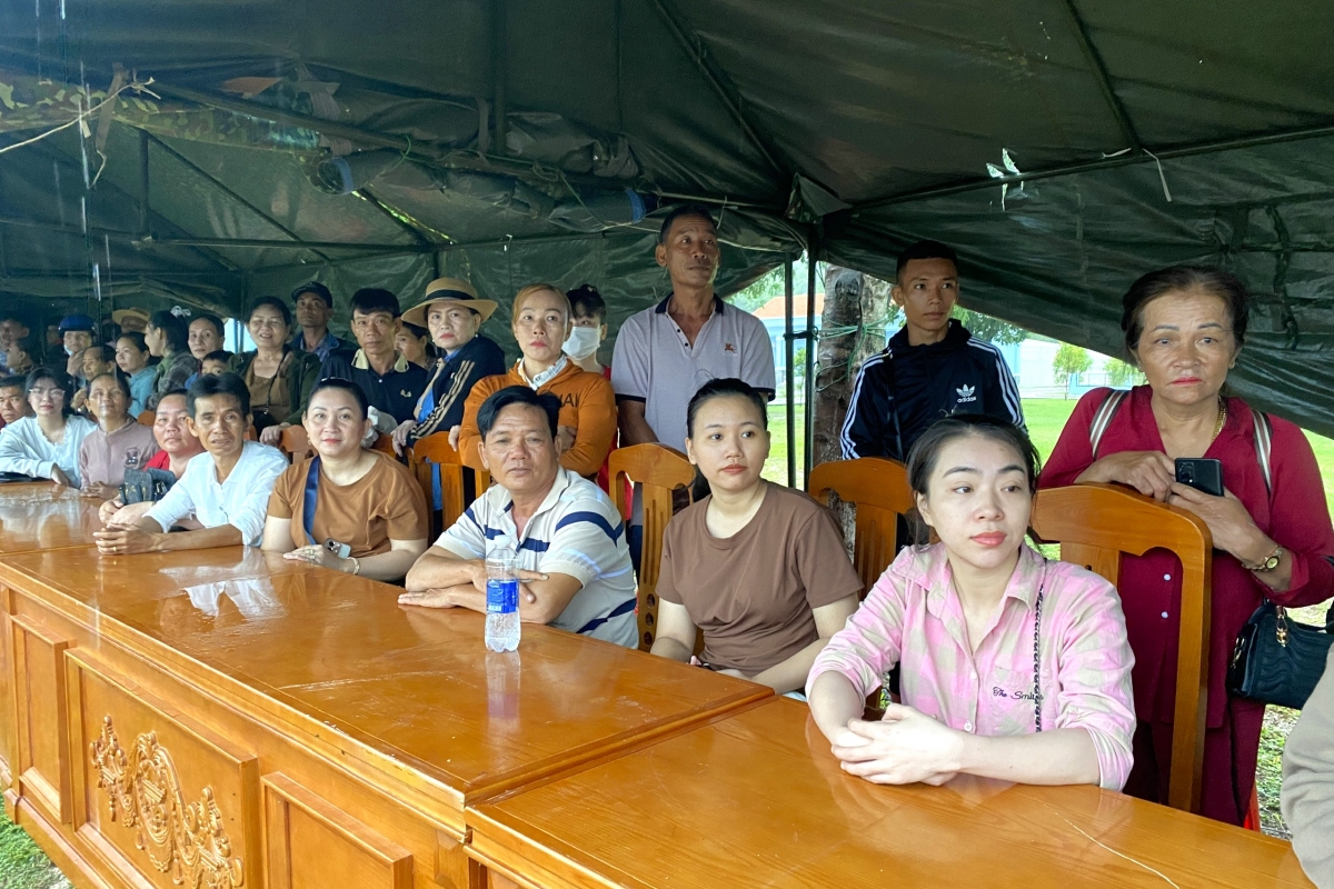 Thân nhân của các CSM theo dõi buổi lễ.