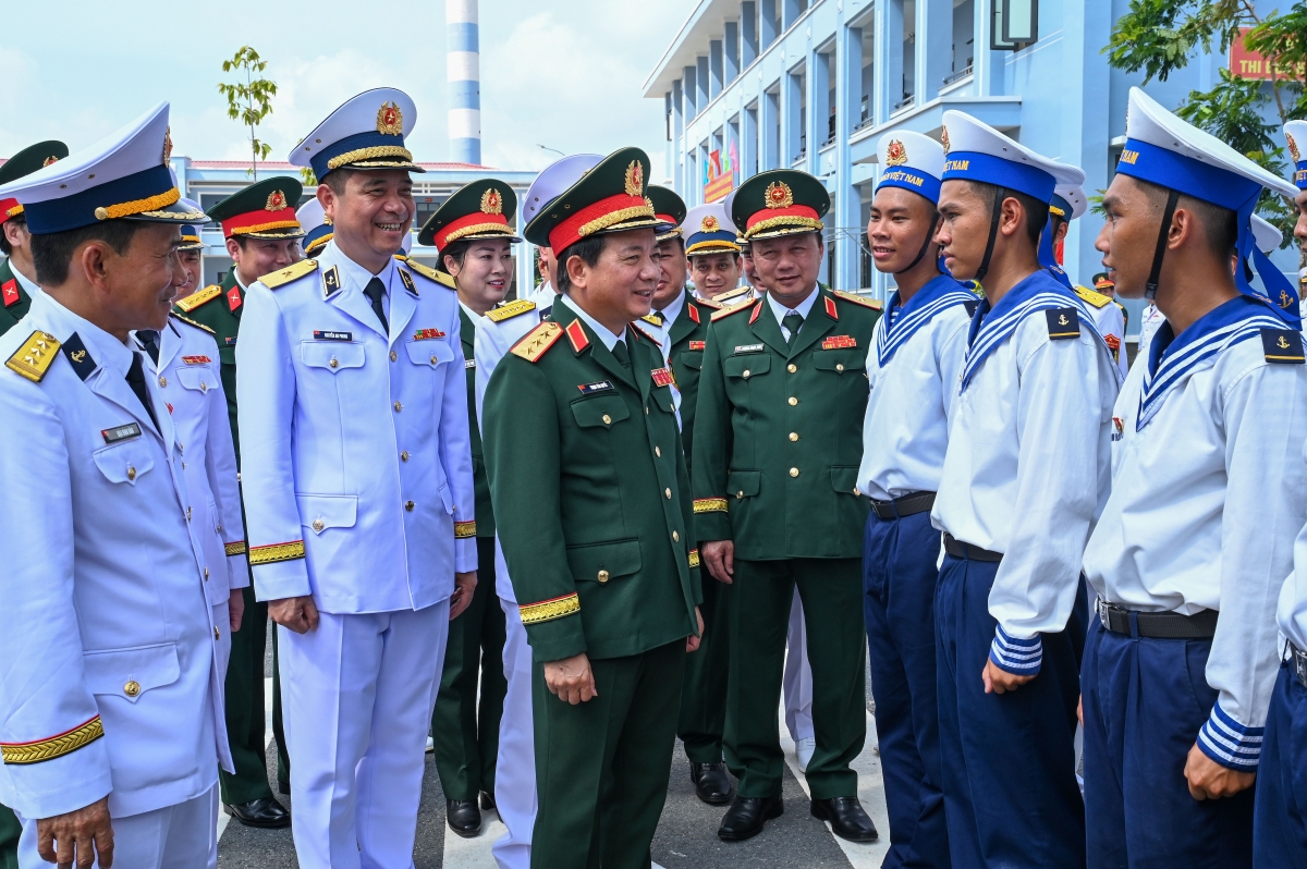 Thượng tướng Trịnh Văn Quyết, Chủ nhiệm Tổng cục Chính trị QĐND Việt Nam động viên chiến sĩ.