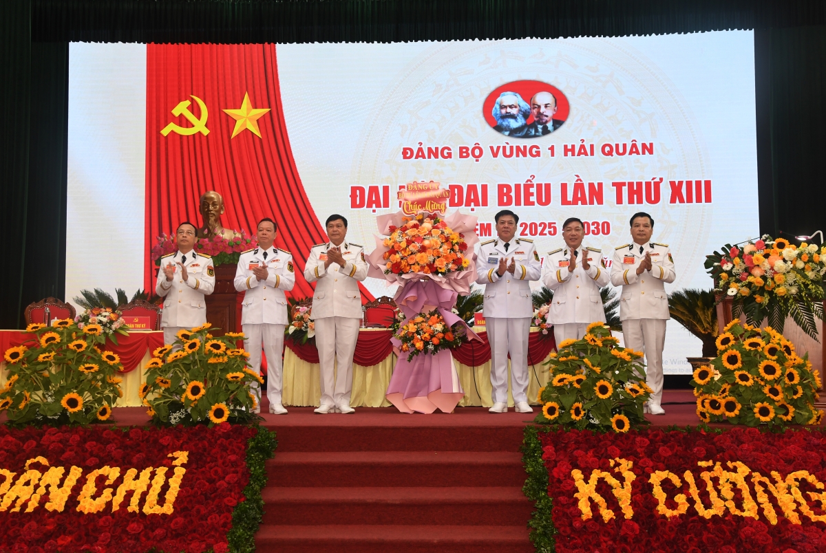Chuẩn Đô đốc Phạm Minh Tuấn tặng hoa chúc mừng Đại hội