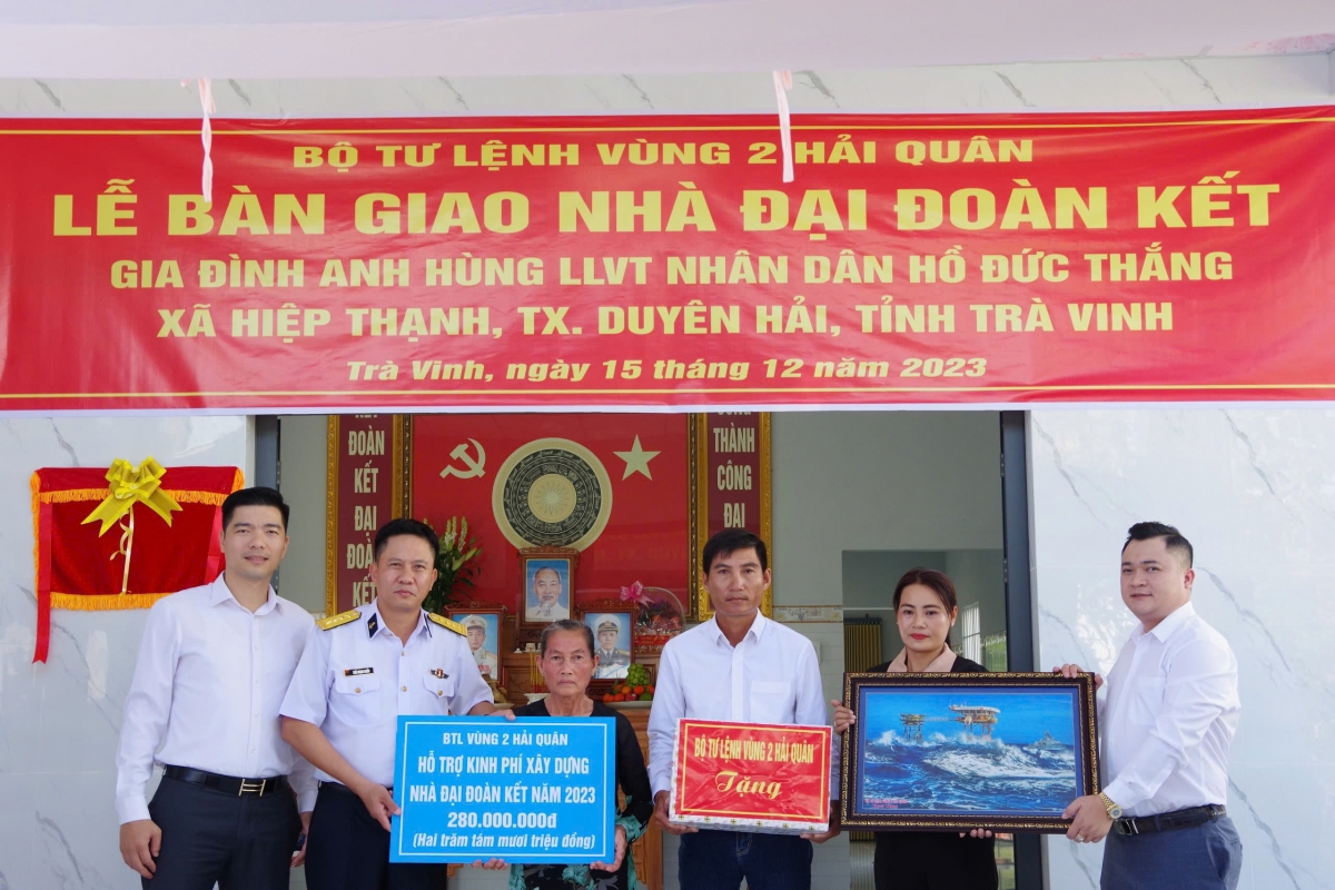 Thủ trưởng BTL Vùng 2 Hải quân trao tặng nhà Đại đoàn kết