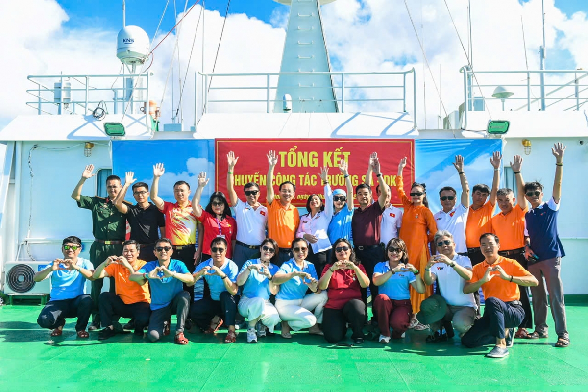 Đoàn báo chí phóng viên đến Trường Sa