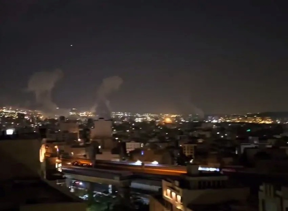 Khói bốc lên ở Tehran (Iran) sau đợt tấn công của Israel vào rạng sáng 13/6. Ảnh: IRNA.