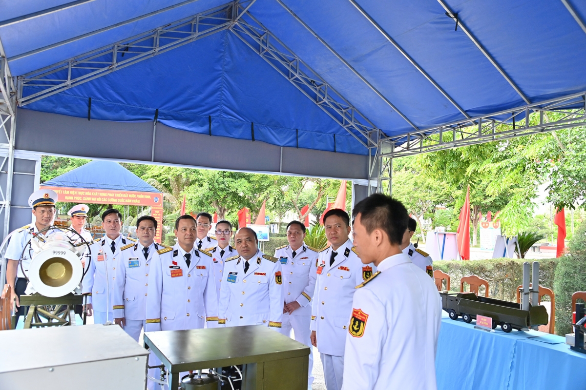 Các đại biểu tham quan triển lãm các mô hình, sáng kiến, sáng chế trưng bày tại Đại hội