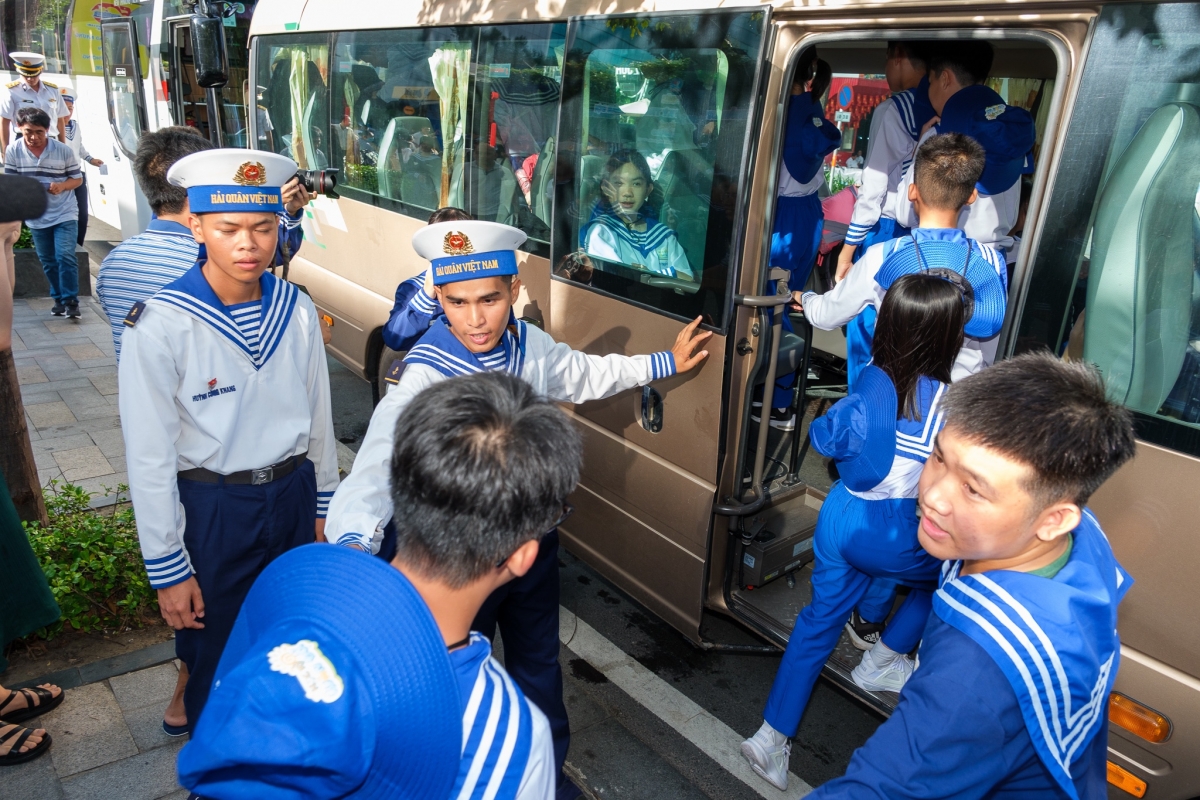 Các học viên lên đường về đơn vị huấn luyện