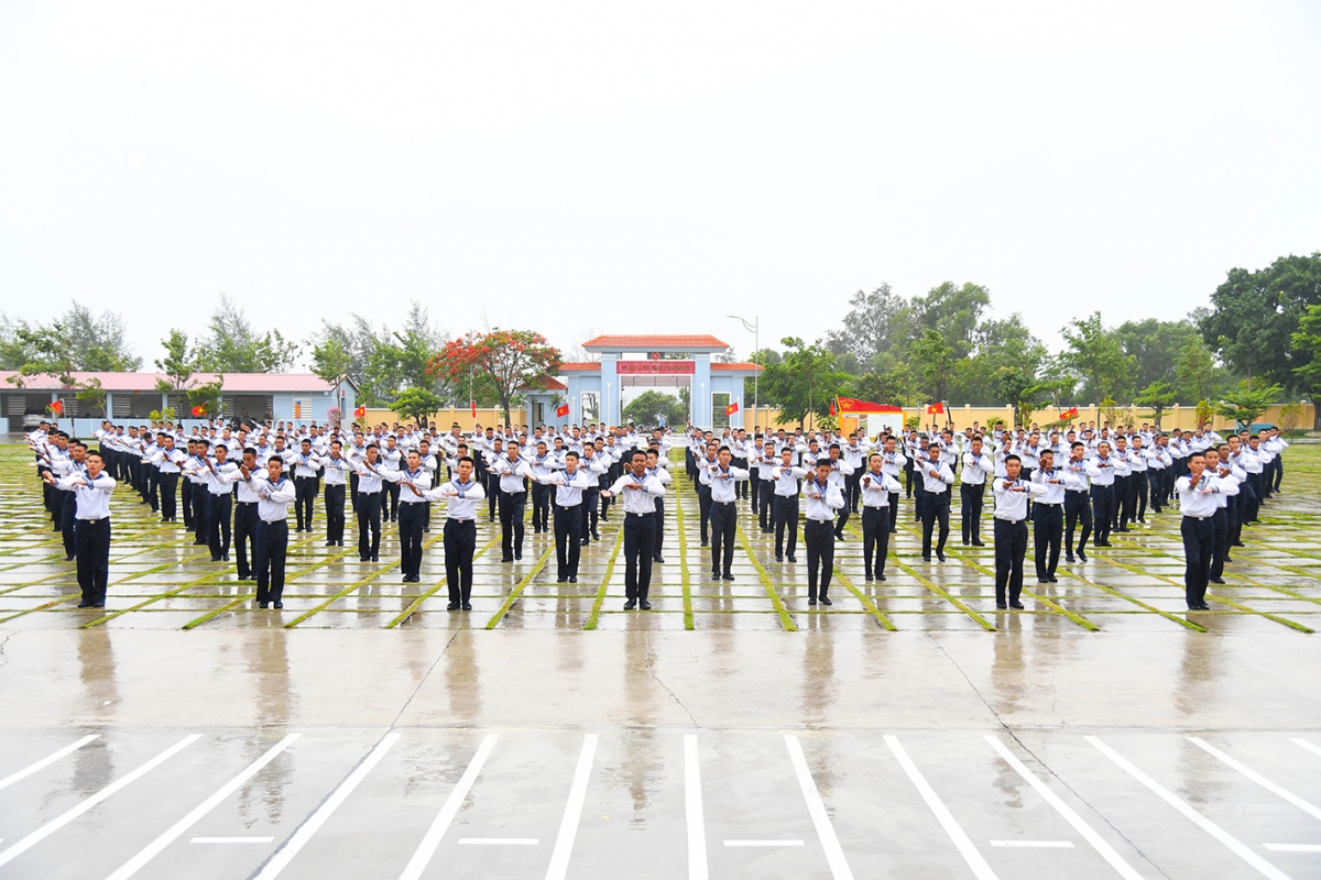 CSM đồng diễn 5 vũ điệu trong sinh hoạt tập thể.