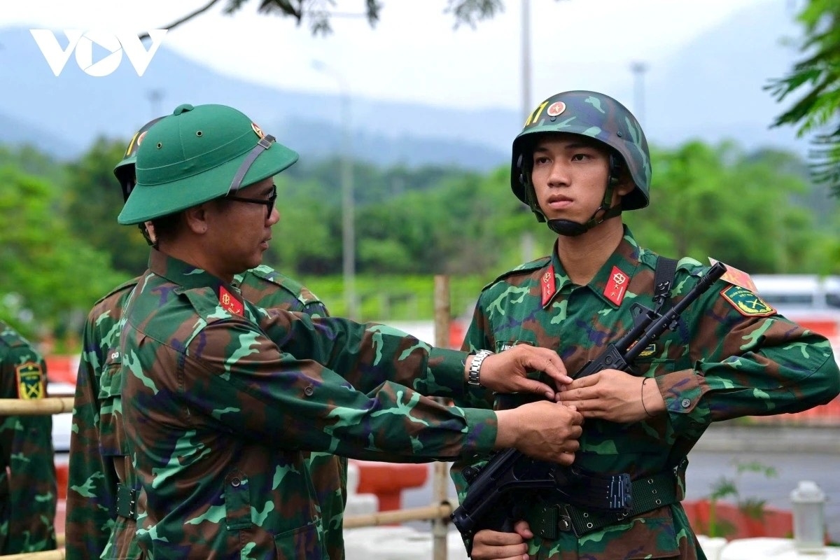 Các cán bộ phụ trách hướng dẫn từng động tác theo yêu cầu điều lệnh, đảm bảo đồng đều từng chi tiết nhỏ.