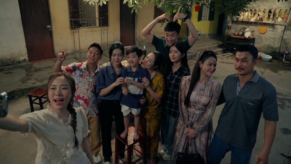 Các diễn viên trong bộ phim "Dịu dàng màu nắng" (Ảnh trong phim)