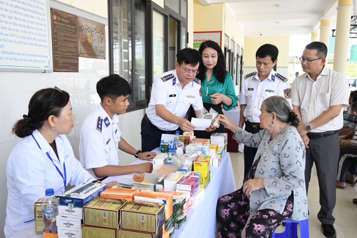 Khám bệnh, cấp thuốc miễn phí cho ngư dân trong chương trình “Cảnh sát biển đồng hành với ngư dân”