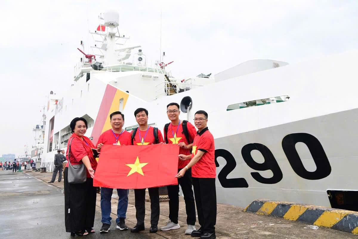 Nhà báo Ngô Minh Hiển, Phó TGĐ Đài Tiếng nói Việt Nam cùng các thành viên Đoàn VOV trước khi lên tàu thăm Trường Sa