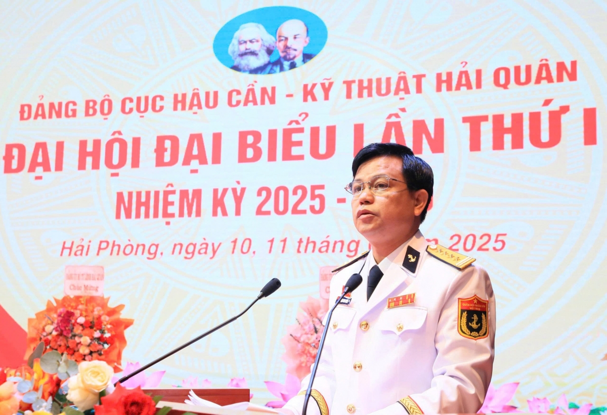 Đại tá Phạm Kim Tuyến, Chính ủy Cục HC-KT trình bày báo cáo chính trị