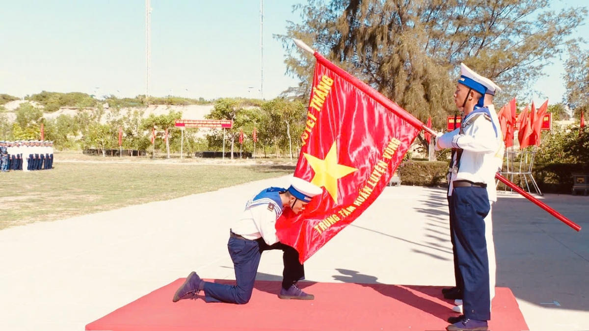 Chiến sĩ mới hôn Quân kỳ tại Trung tâm Huấn luyện.