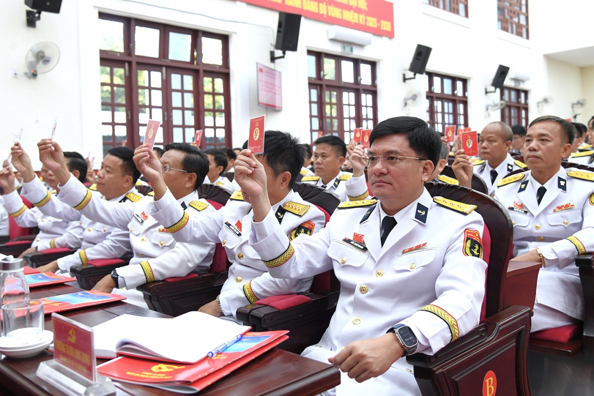 Biểu quyết thông qua nghị quyết đại hội