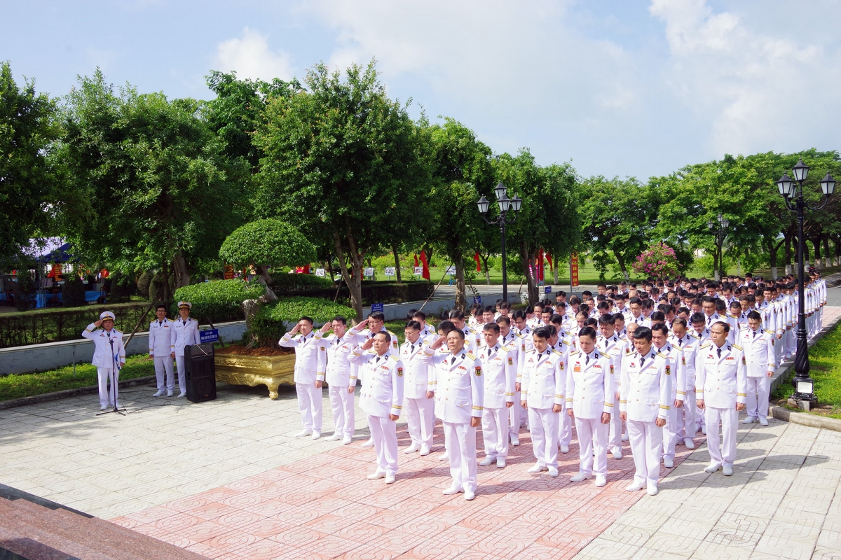 Các Đại biểu dâng hương tưởng niệm các Anh hùng Liệt sĩ tại khuôn viên văn hóa Vùng 2