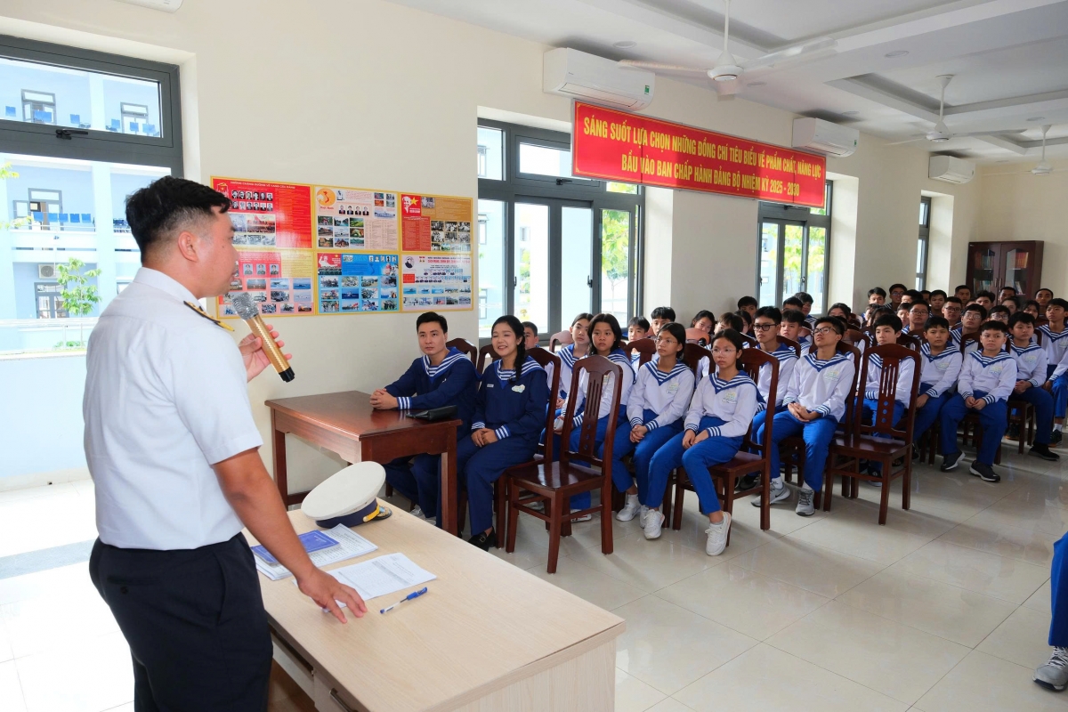 Cán bộ của Trung tâm Huấn luyện phổ biến, hướng dẫn cho các học viên trước khi sinh hoạt, học tập tại đơn vị