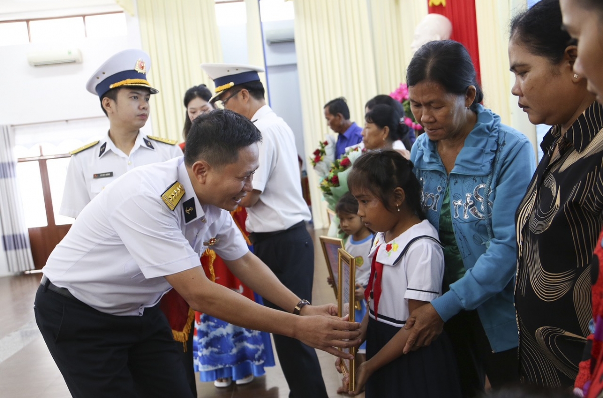 Đại tá Trần Mạnh Chiến, Chính ủy Vùng 2 Hải quân trao quyết định nhận đỡ đầu con ngư dân có hoàn cảnh khó khăn