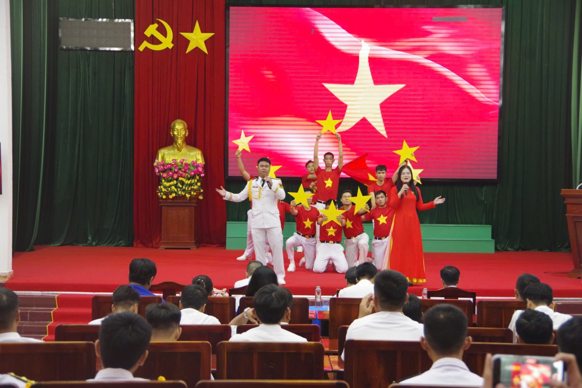 . Quang cảnh buổi dạ hội thanh niên ở khu vực Bình Thuận