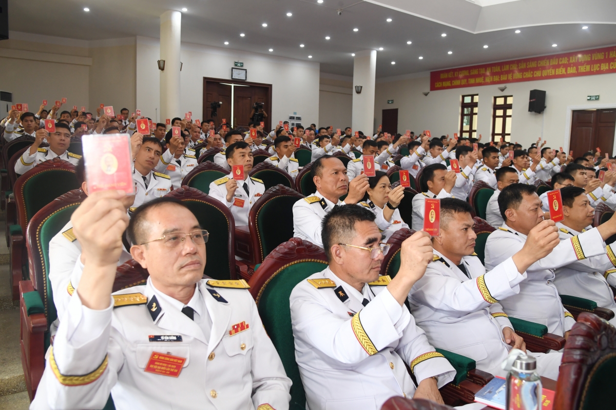 Các đại biểu biểu quyết thông qua nghị quyết đại hội
