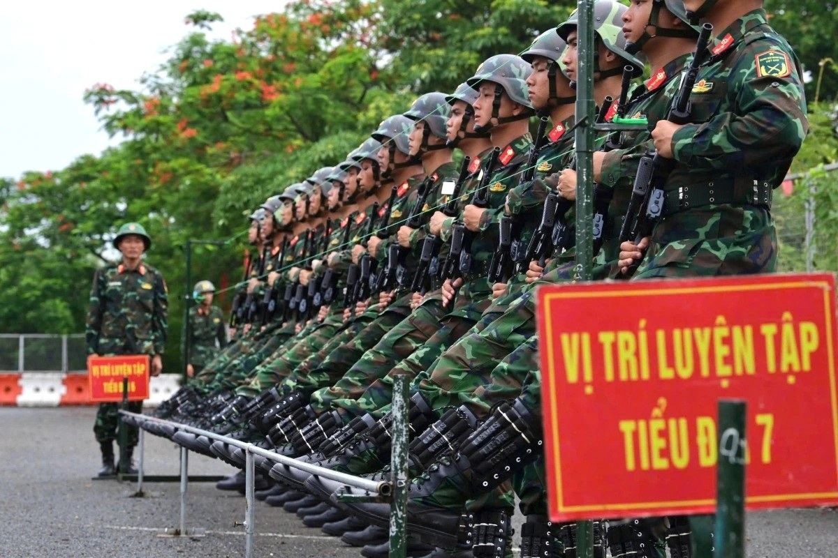 Đội hình thực hiện nhiệm vụ có 10 hàng ngang, 16 hàng dọc, khối trưởng và tổ quân kỳ. Quân nhân được tuyển chọn trong toàn Binh chủng hóa học với chiều cao 1,75m trở lên. Tổ quân kỳ và khối trưởng cao từ 1,8m, quân dung tươi tỉnh, ý thức kỷ luật và tác phong tốt.