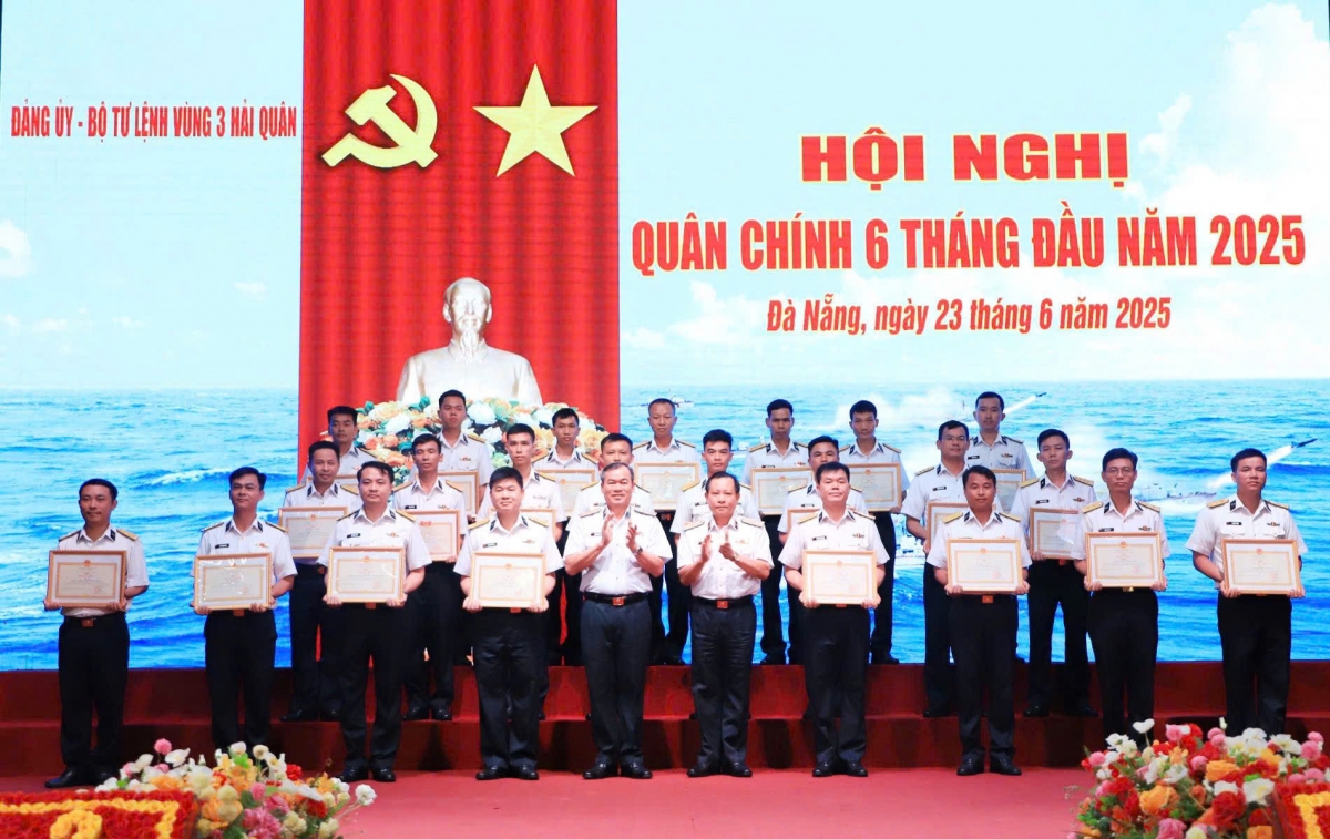Thủ trưởng Vùng 3 trao các danh hiệu khen thưởng ở các cấp tặng các tập thể, cá nhân