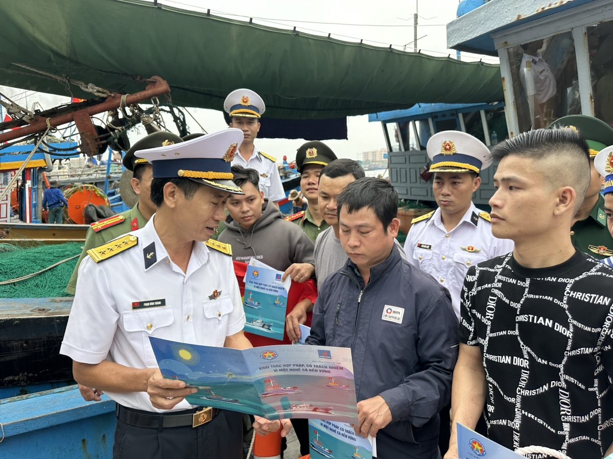 Tuyền truyền pháp luật biển cho ngư dân vươn khơi an toàn