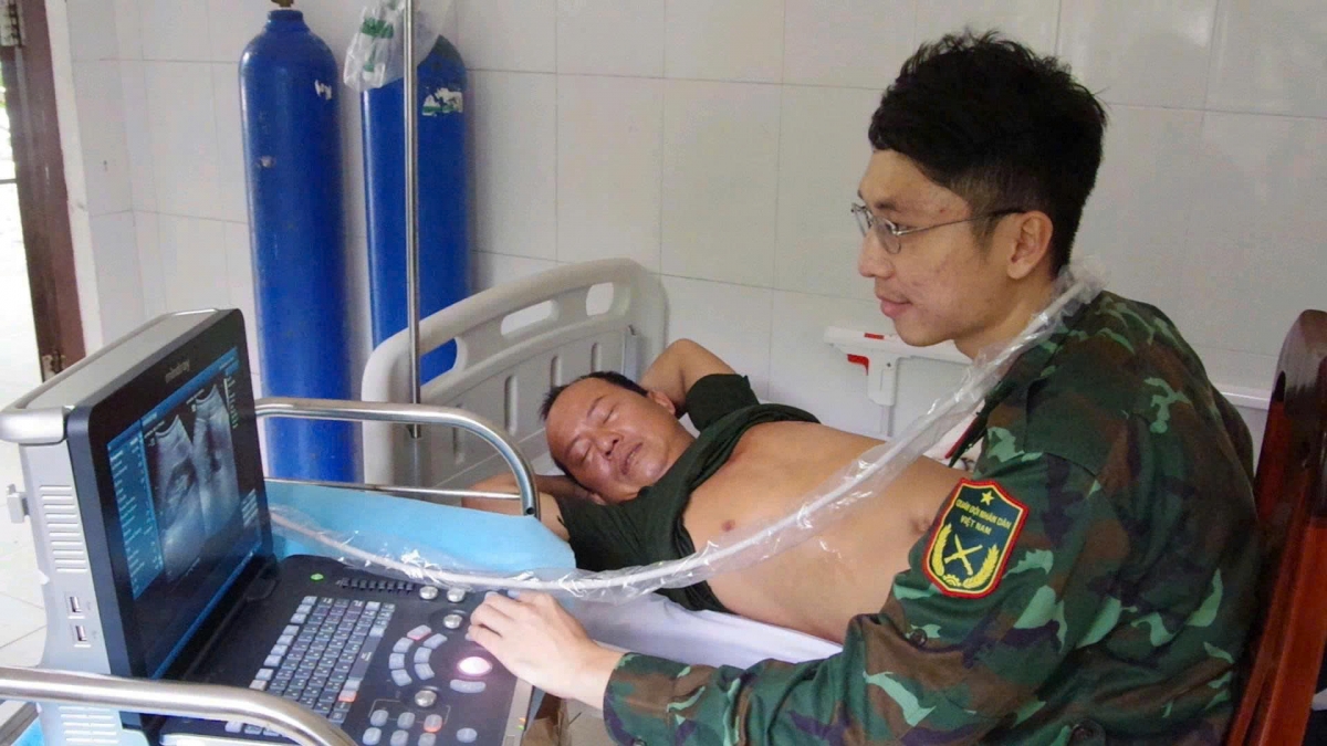 Ngư dân được bác sĩ tại đảo Trường Sa thăm khám
