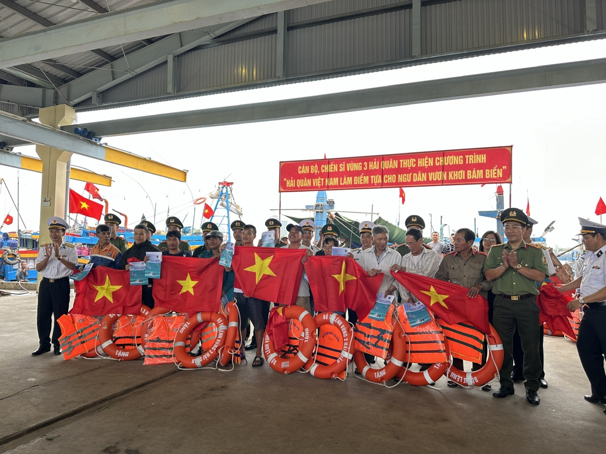 Thực hiện Chương trình Hải quân Việt Nam làm điểm tựa cho ngư dân vươn khơi tại âu cảng Thọ Quang - Đà Nẵng