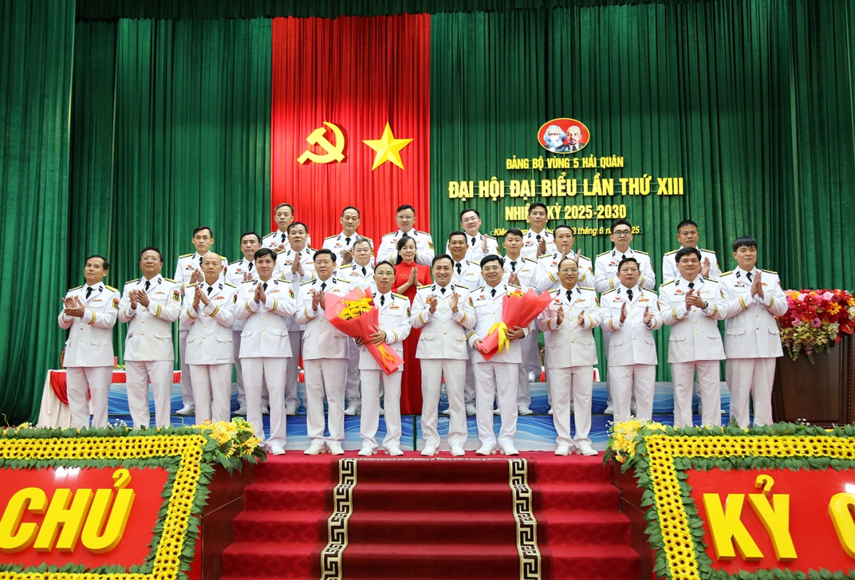 Ban chấp hành Đảng bộ Vùng 5 Hải quân nhiệm kỳ 2025-2030 và đoàn đại biểu đi dự đại hội cấp trên ra mắt đại hội