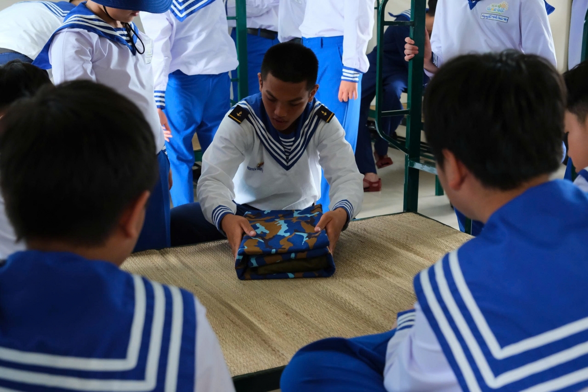 Các học viên được hướng dẫn sắp xếp trật tự nội vụ