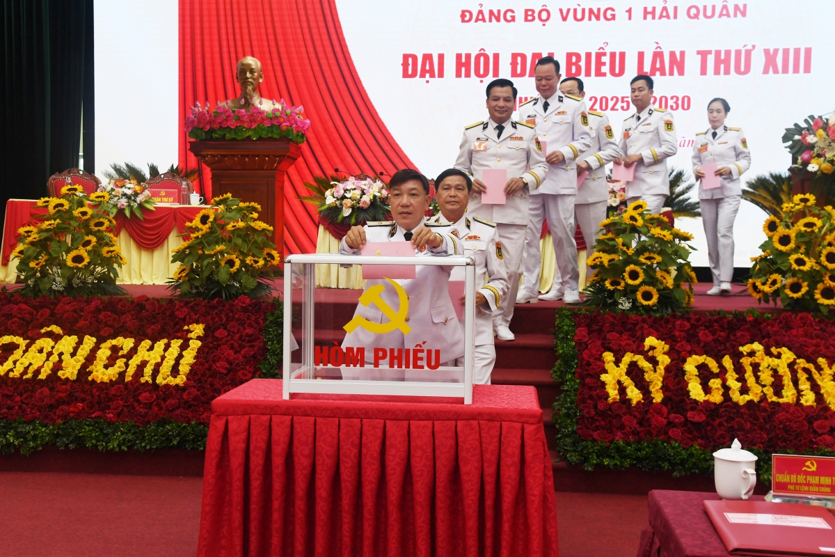 Đại biểu bỏ phiếu bầu Ban Chấp hành Đảng bộ Vùng